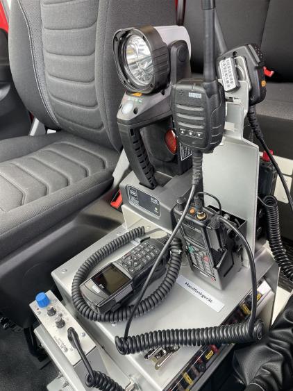 Technikkonsole zwischen Fahrer und Beifahrersitz